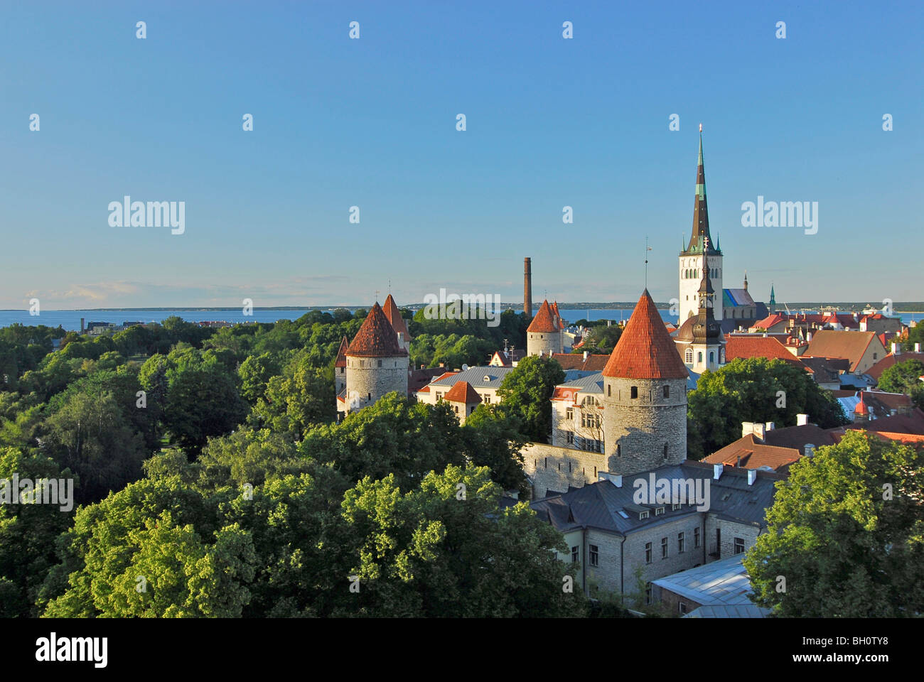 Vista dalla collina della Cattedrale, Toompea, verso la parte bassa della città vecchia con le mura della città e San Olafs chiesa, Tallinn, Estonia Foto Stock