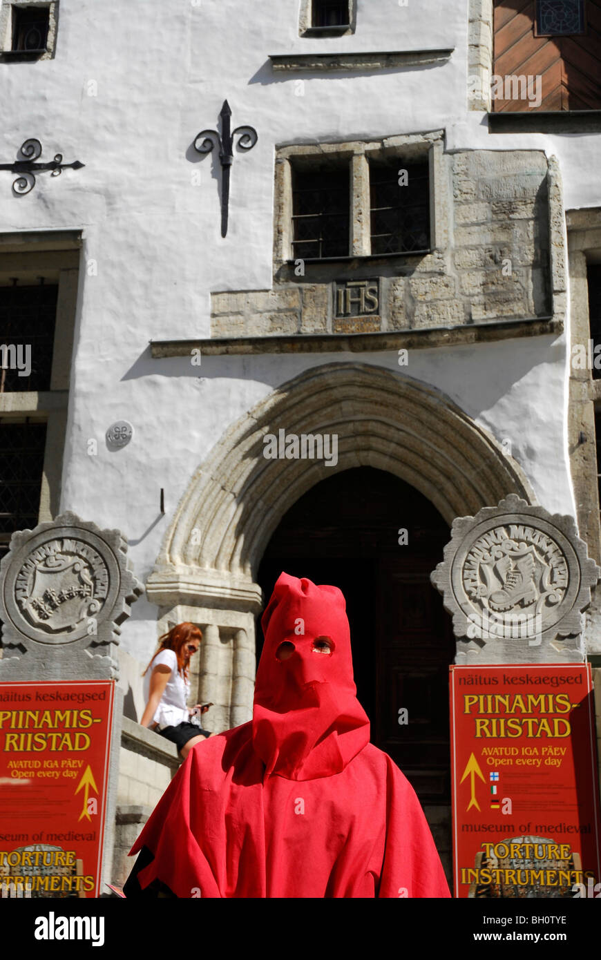 L uomo vestito come un boia di fronte il Museo della Tortura, Tallinn,  Estonia Foto stock - Alamy