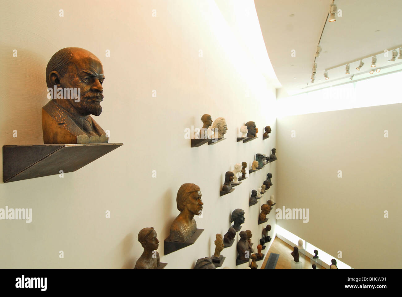 Lenin e altri busti in KUMU Art Museum, esposizione e architettura moderna, Kadriorg, Tallinn, Estonia Foto Stock