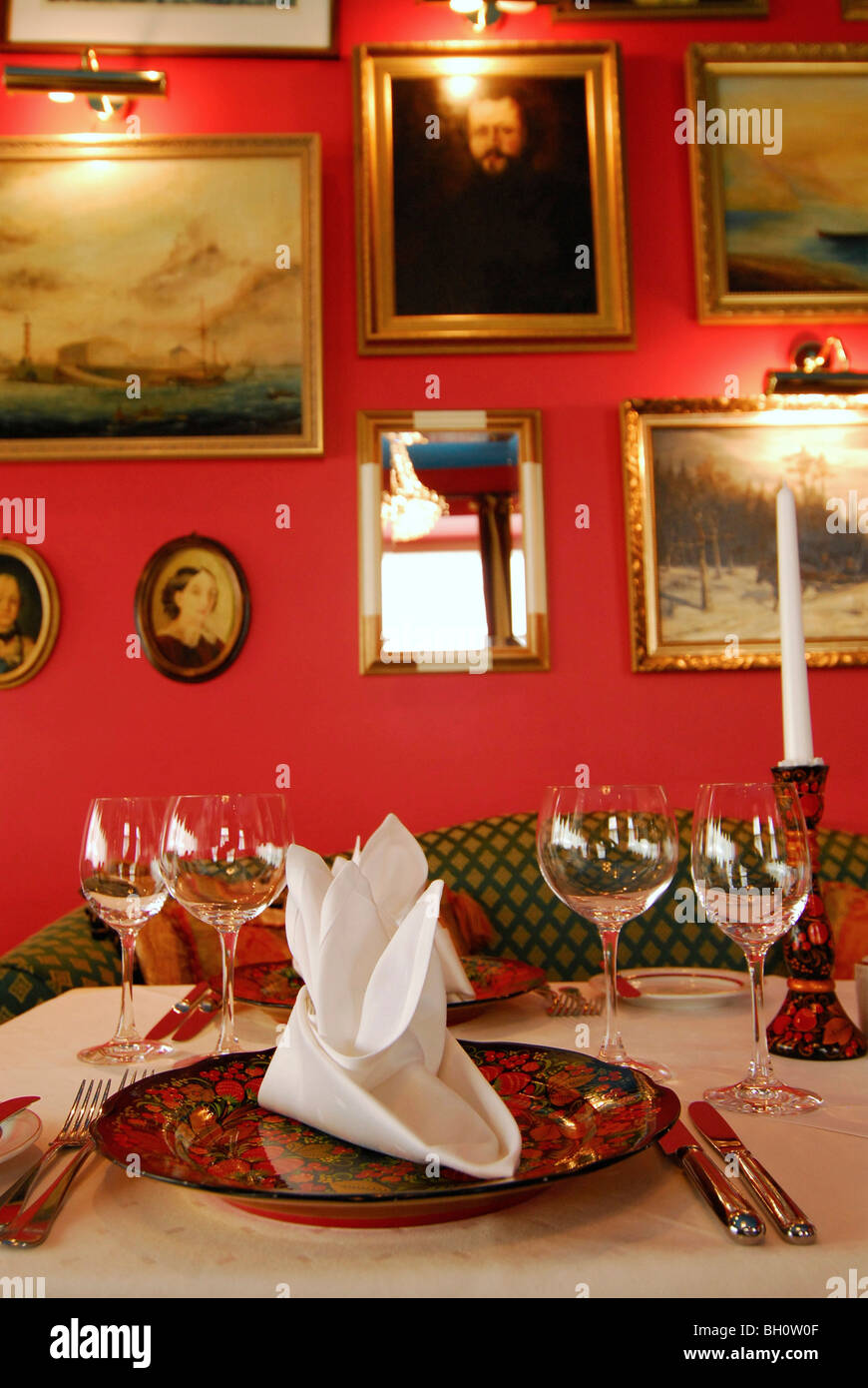 Impostare la tabella in russo il Nevskij ristorante a San Pietroburgo Hotel Tallinn, Estonia Foto Stock