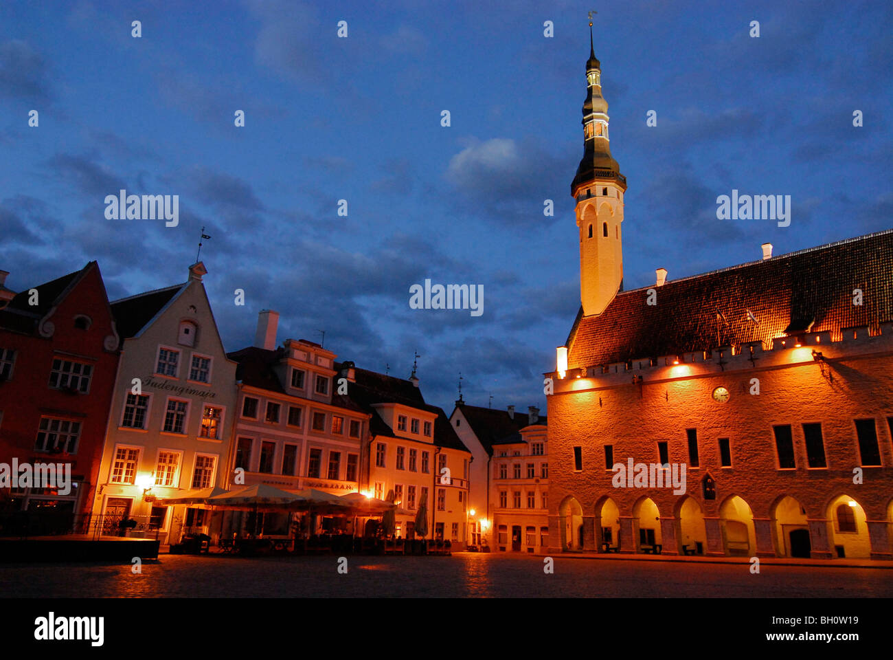 Raekoja Plats, la piazza del municipio e nella tarda sera in estate, Tallinn, Estonia Foto Stock