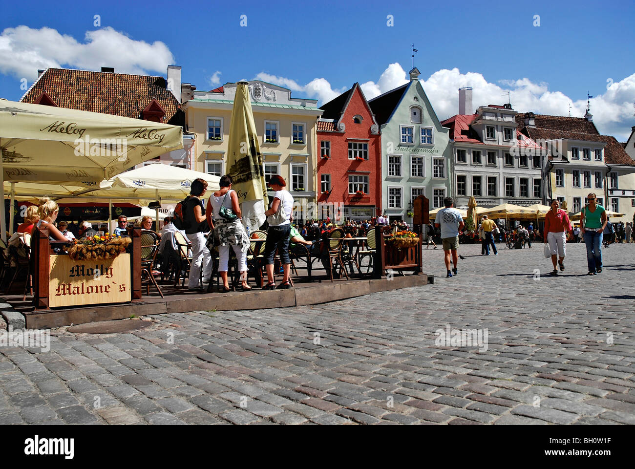 La gente seduta in una caffetteria al Raekoja Plats, la piazza del Municipio di Tallinn, Estonia Foto Stock