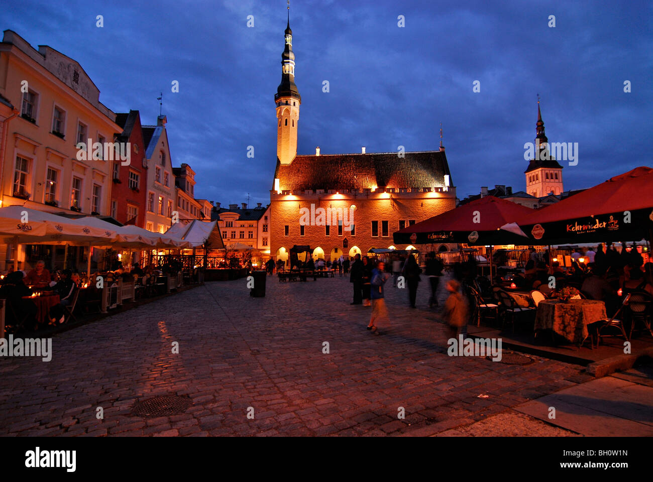 Raekoja Plats, la piazza del municipio e nella tarda sera in estate, poco prima della mezzanotte, Tallinn, Estonia Foto Stock