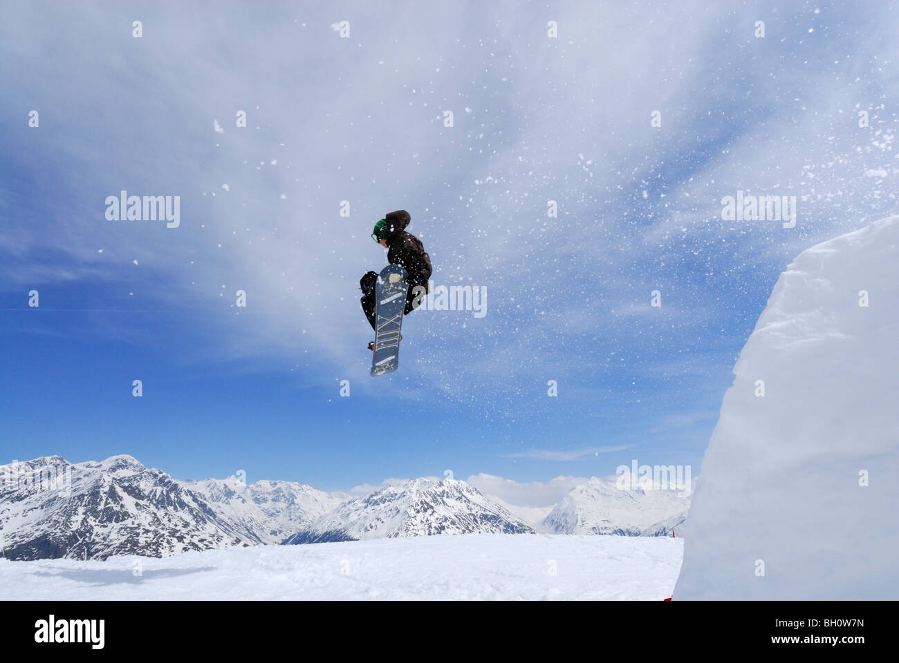 Snowboarder in mid-aria, area sci Soelden, Oetztal in Tirolo, Austria Foto Stock