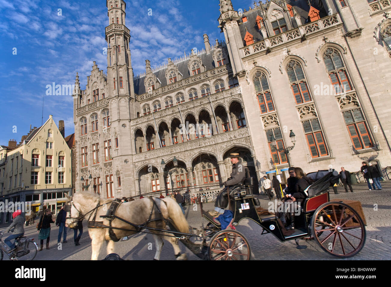 Le amministrazioni provinciali Palace con carro trainato da cavalli, la piazza del mercato di Bruges, Belgio Foto Stock