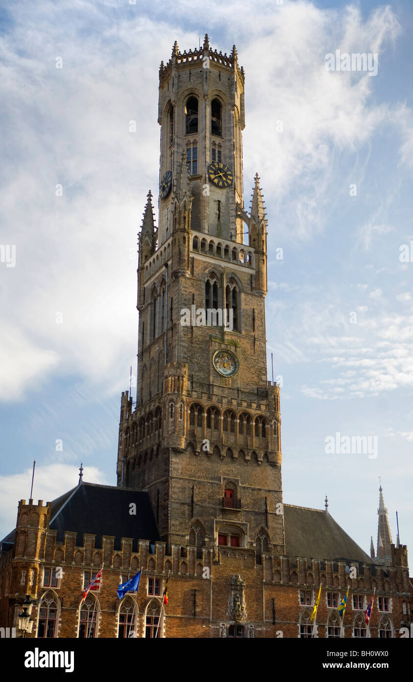 Il Belfort, campanile di Bruges, la piazza del mercato di Bruges, Belgio Foto Stock