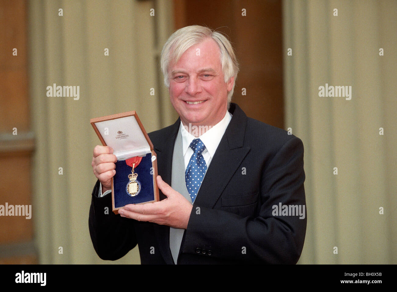 Ex Hong Kong governatore Chris Patten a Buckingham Palace con la sua famiglia dopo la ricezione dell'ordine del compagno di onore Foto Stock