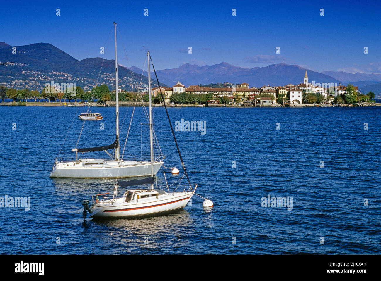 Vista dell'Isola dei Pescatori sotto il cielo blu, isole Borromee, Lago Maggiore, Piemonte, Italia, Europa Foto Stock