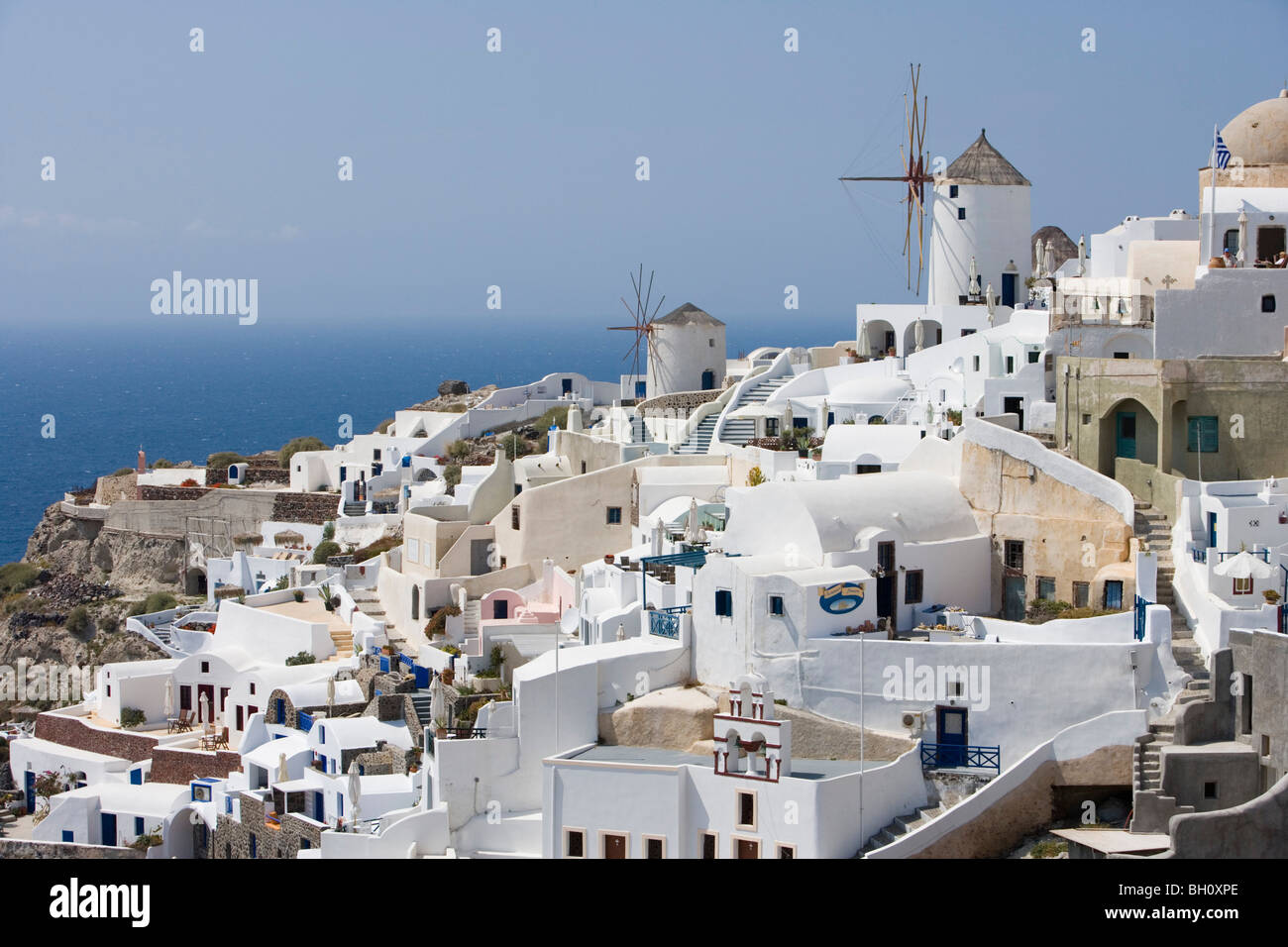 Mulini a vento e case a una montagna, Oia - Santorini, Grecia, Europa Foto Stock