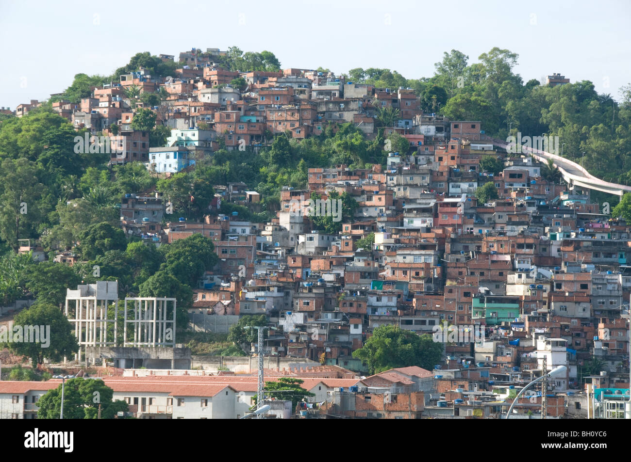 Il Brasile. Una favela baraccopoli vicino Maracana stadium di Rio Foto Stock