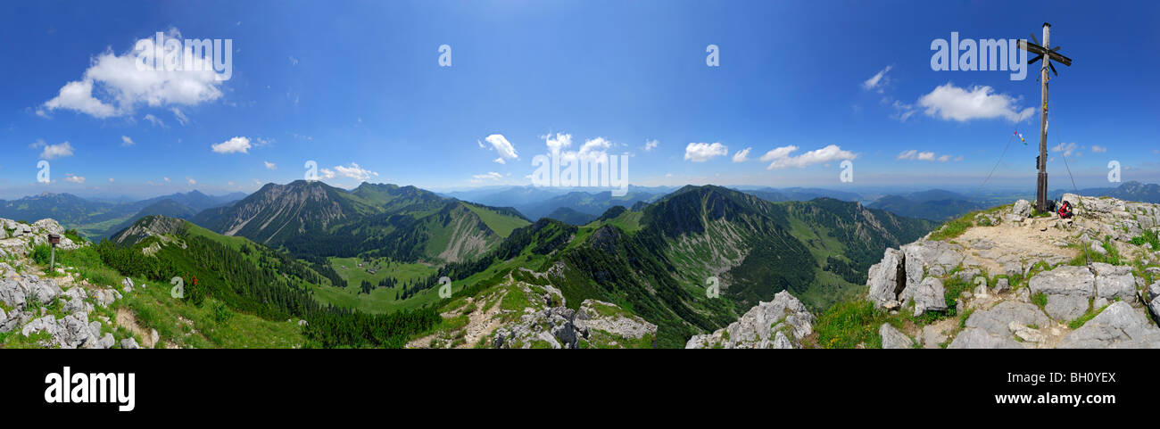 Panorama da Aiplspitze con Hochmiesing, Rotwand, Taubenstein, Benzingspitz, Jaegerkamp e il lago Schliersee, Spitzing, gamma B Foto Stock