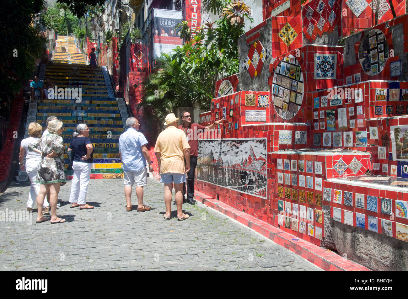 Il Brasile. I turisti in visita alla famosa opera di Celeron, mosaico artista nelle fasi di Lapa, Rio Foto Stock