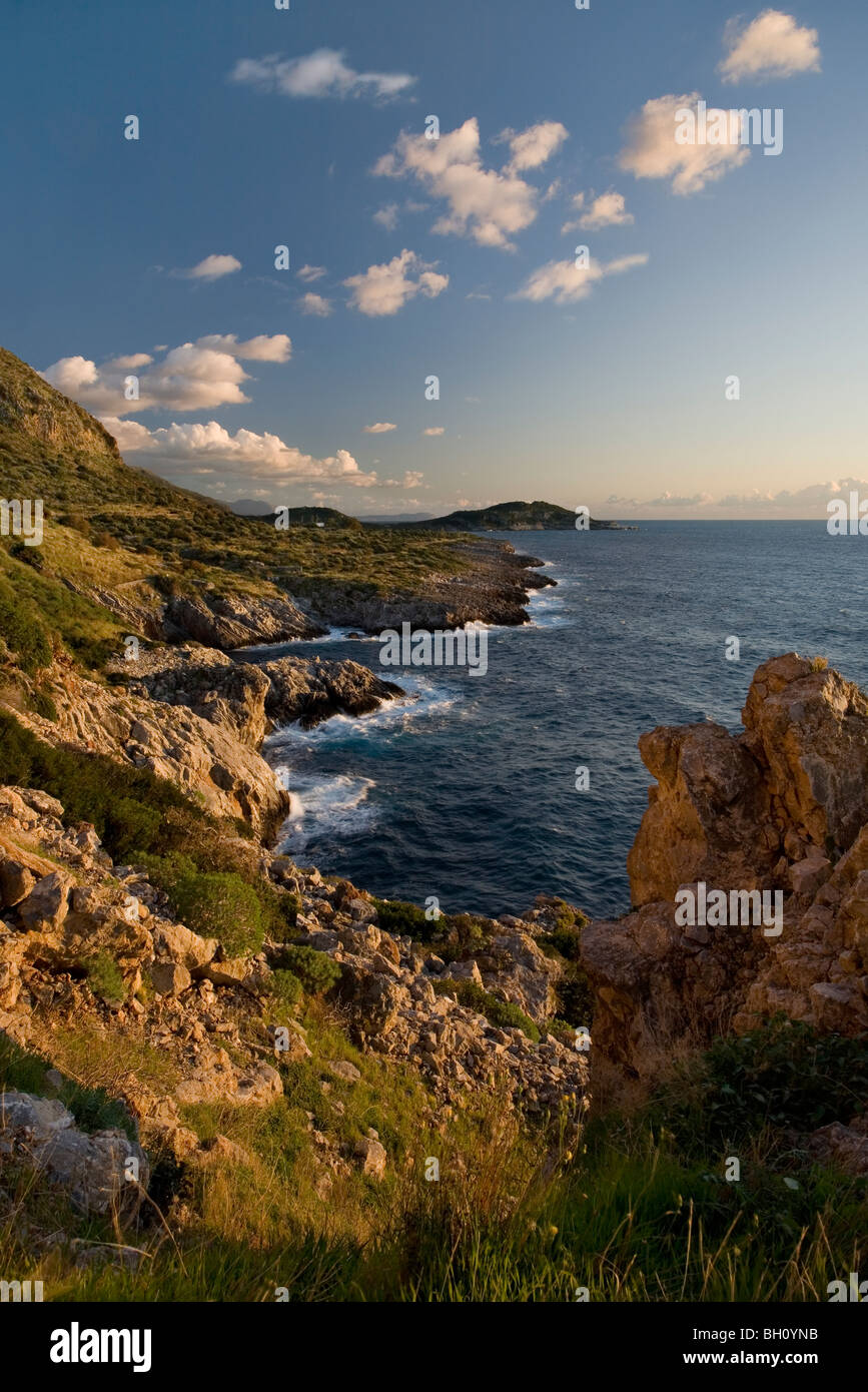 Vista verso sud lungo la costa di Mani da vicino a Agios Dimitrios nel Peloponneso in Grecia Foto Stock