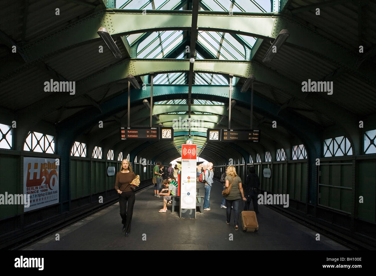 La gente alla stazione metropolitana di Eberswalder Strasse di giorno, Prenzlauer Berg di Berlino, Germania, Europa Foto Stock