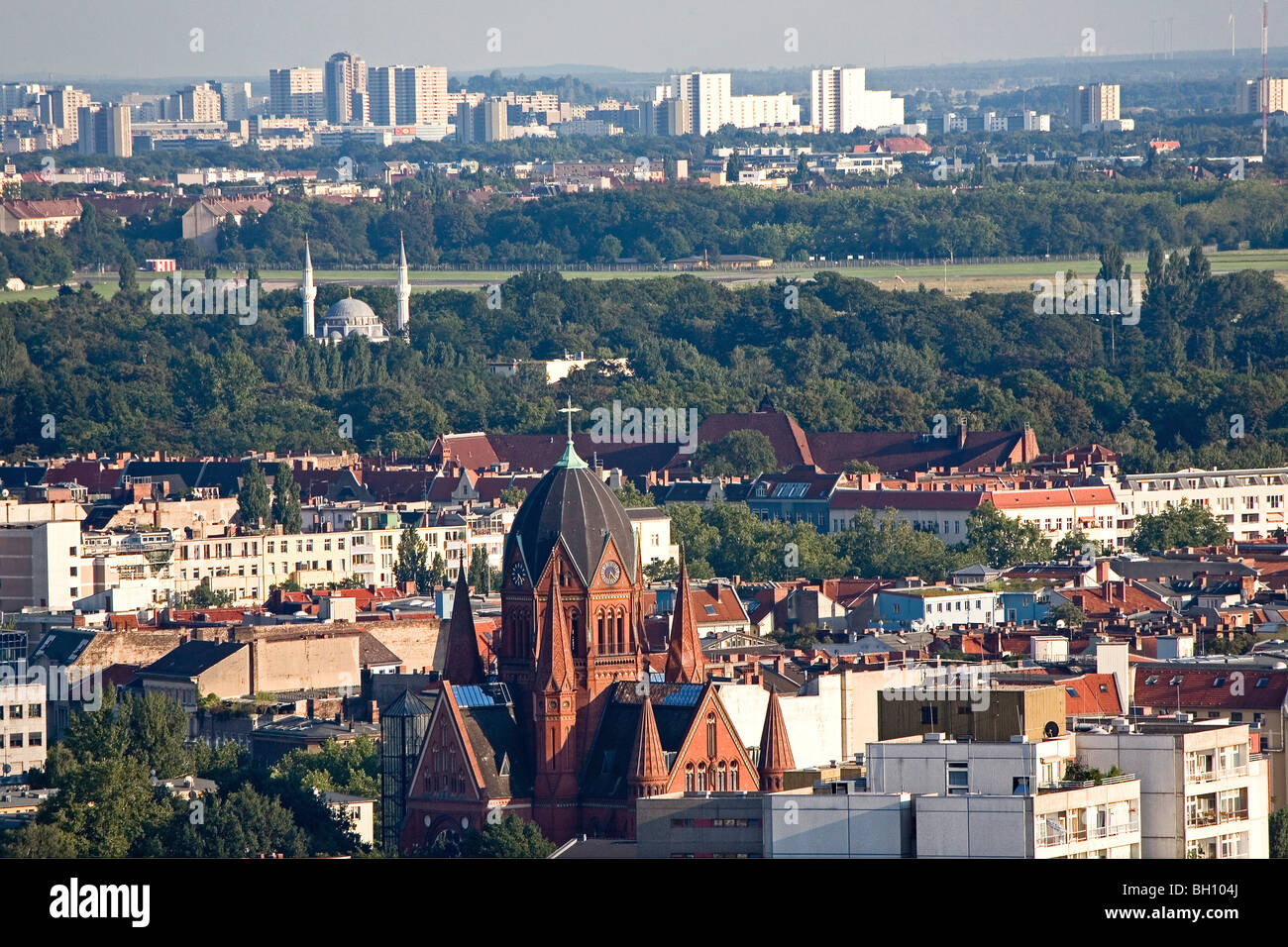 Vista su Berlino tetti con Heilig Kreuz chiesa e moschea, Kreuzberg di Berlino Germania, Europa Foto Stock