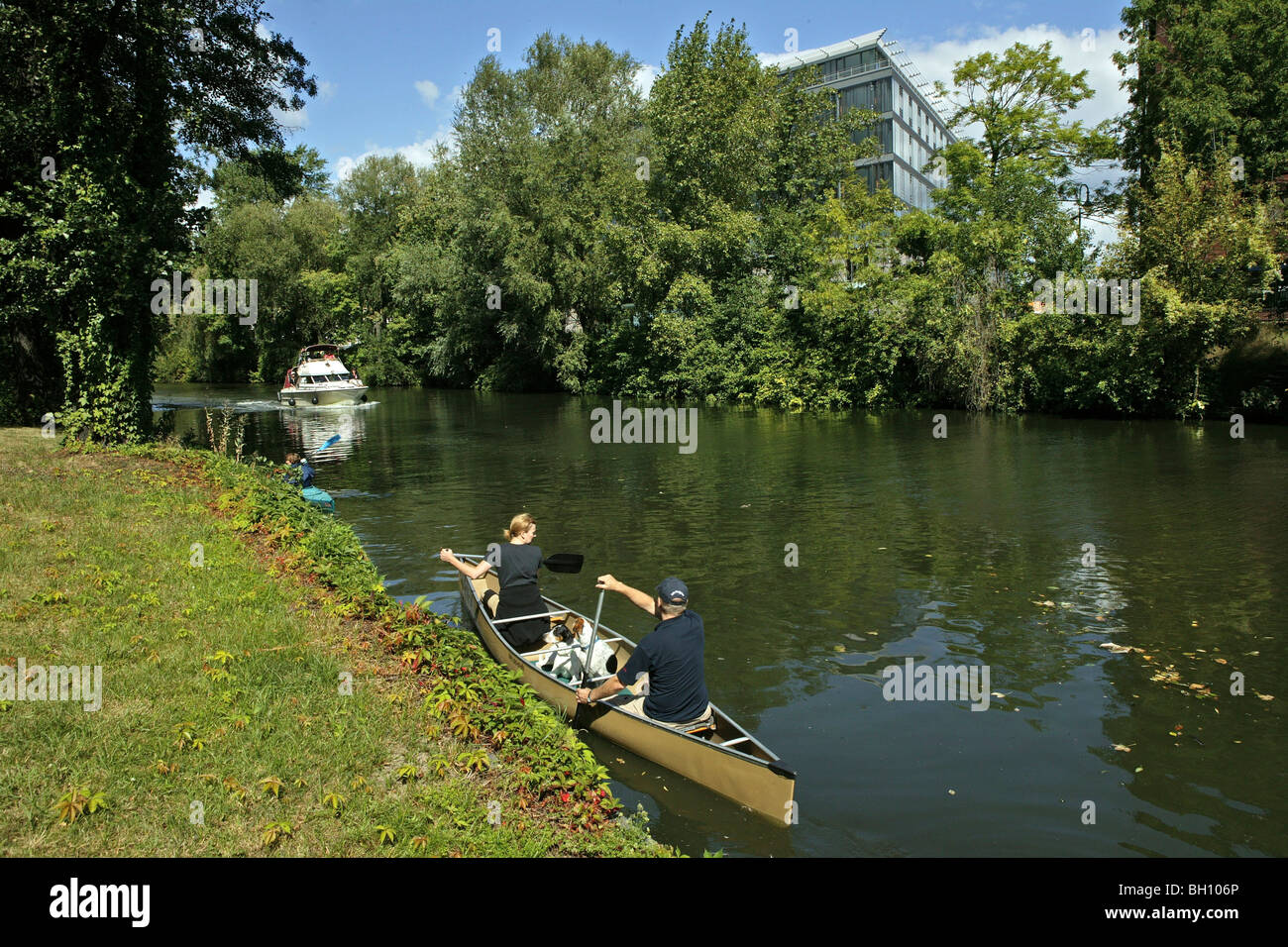 La gente in una canoa sul Landwehrkanal, Berlino, Germania, Europa Foto Stock