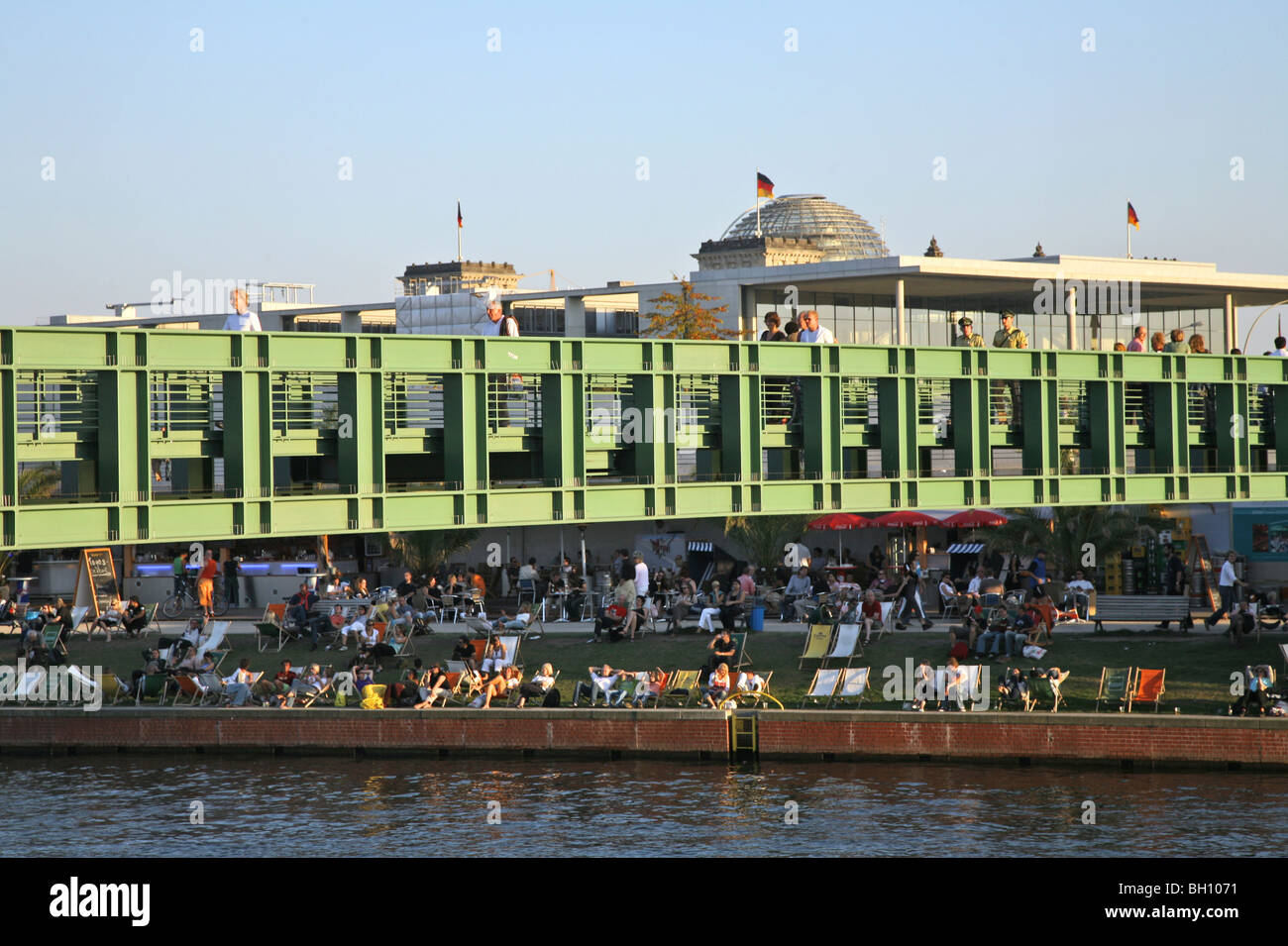 Le persone presso la banca del fiume Spree e su Gustav Heinemann bridge, Berlino, Germania, Europa Foto Stock