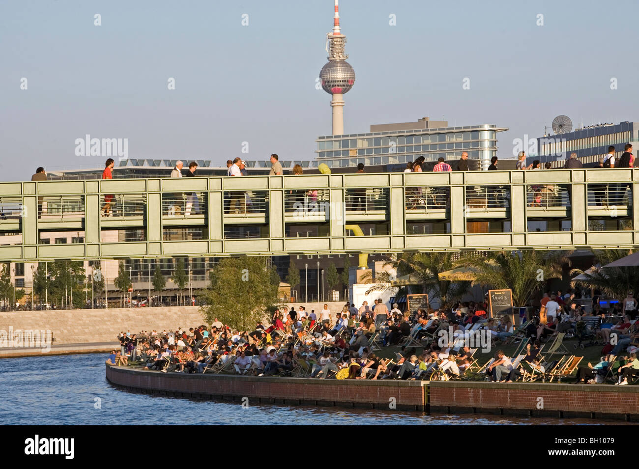 Le persone presso la banca del fiume Sprea e sul ponte Gustav-Heinemann, Berlino, Germania, Europa Foto Stock