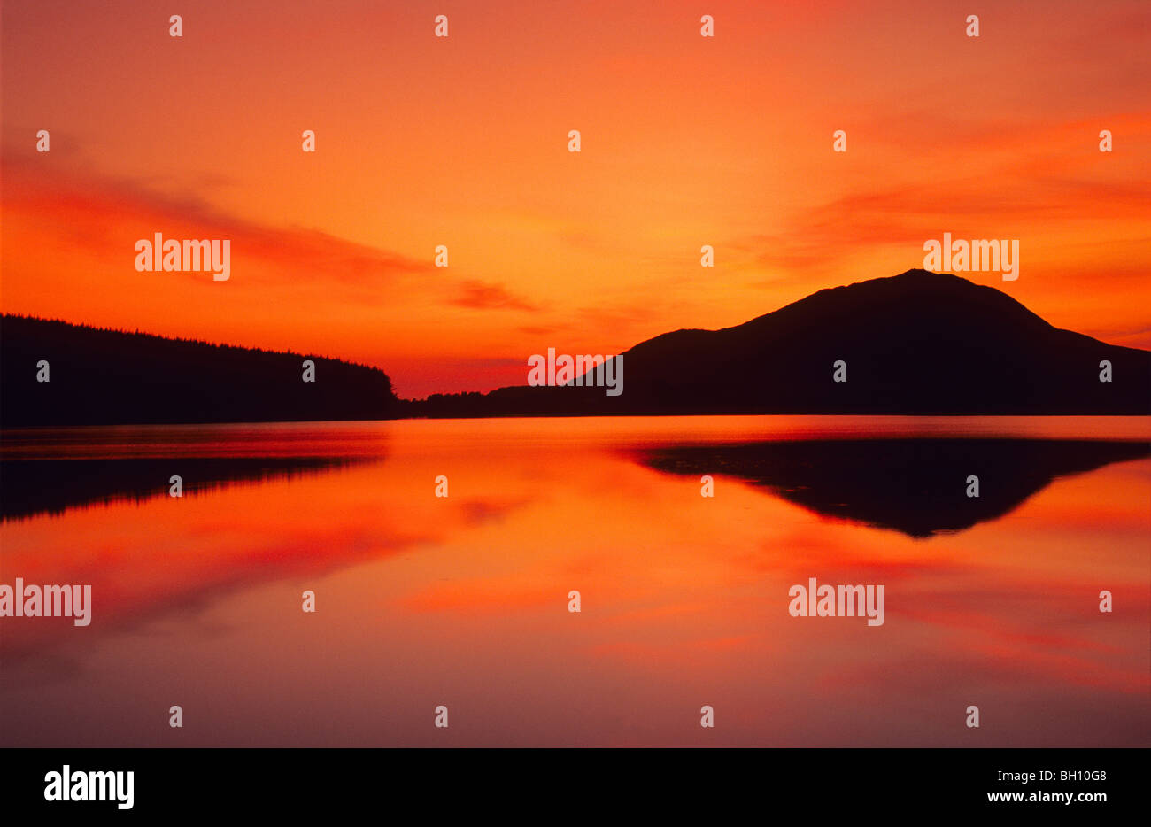Il lago al tramonto, Garraunbaun Lough e Tully Mountain, Connemara, Co. Galway, Irlanda, Europa Foto Stock