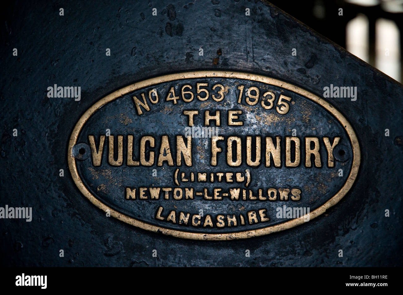 Vulcan foundry makers piastra su un nero stanier 5 numero 45110 a Barrow hill roundhouse,chesterfield Foto Stock