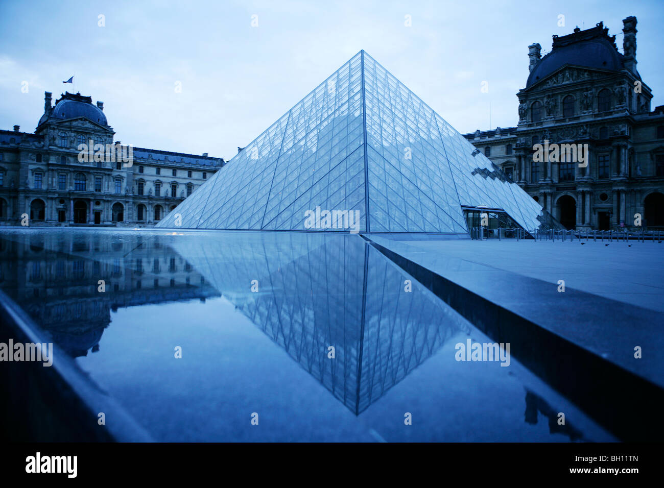 Il museo del Louvre con la Piramide del Louvre, Parigi, Francia Foto Stock