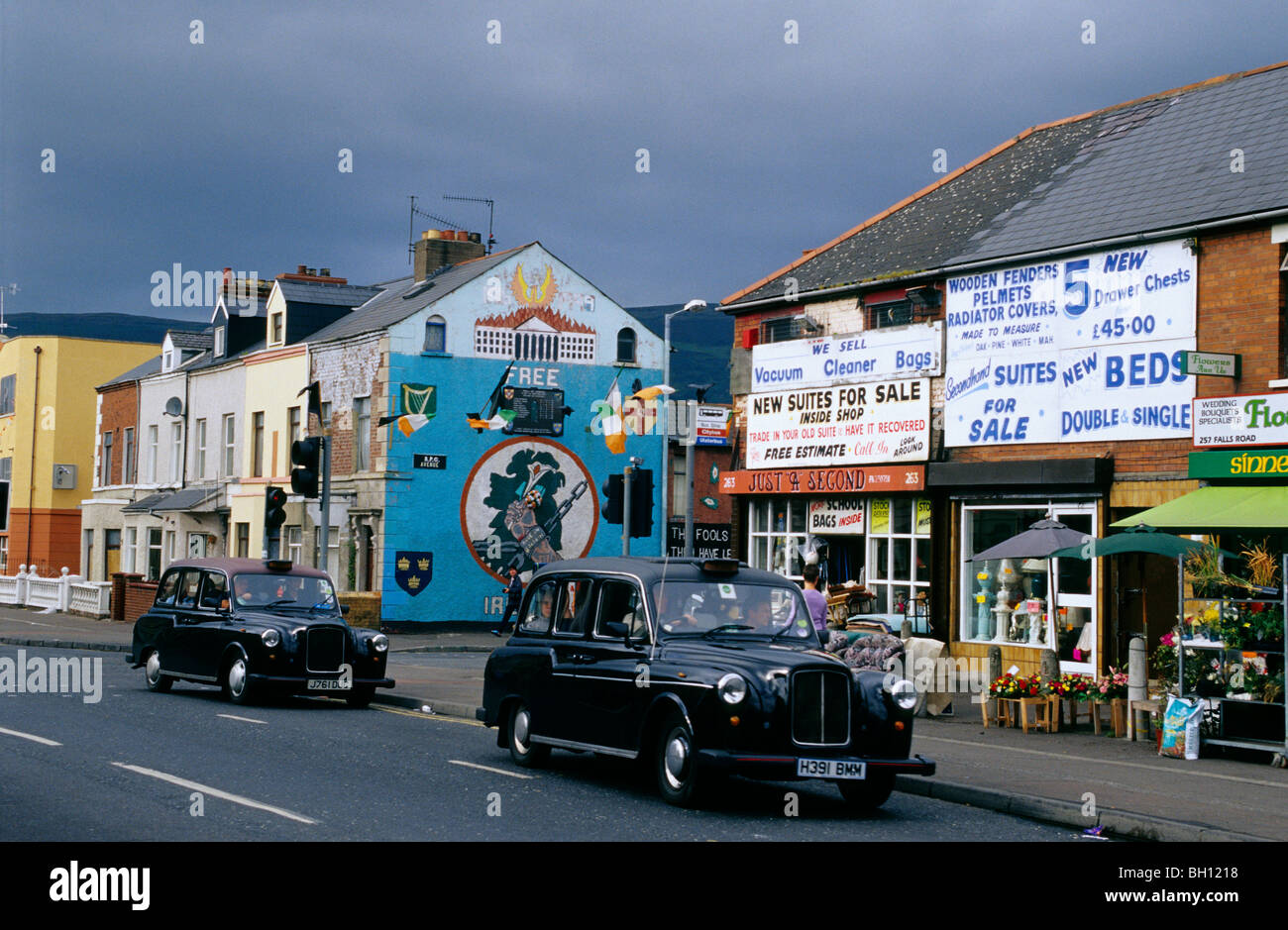 Auto d'epoca nella parte anteriore delle facciate di case a Falls Road, Belfast, County Antrim, Irlanda, Europa Foto Stock