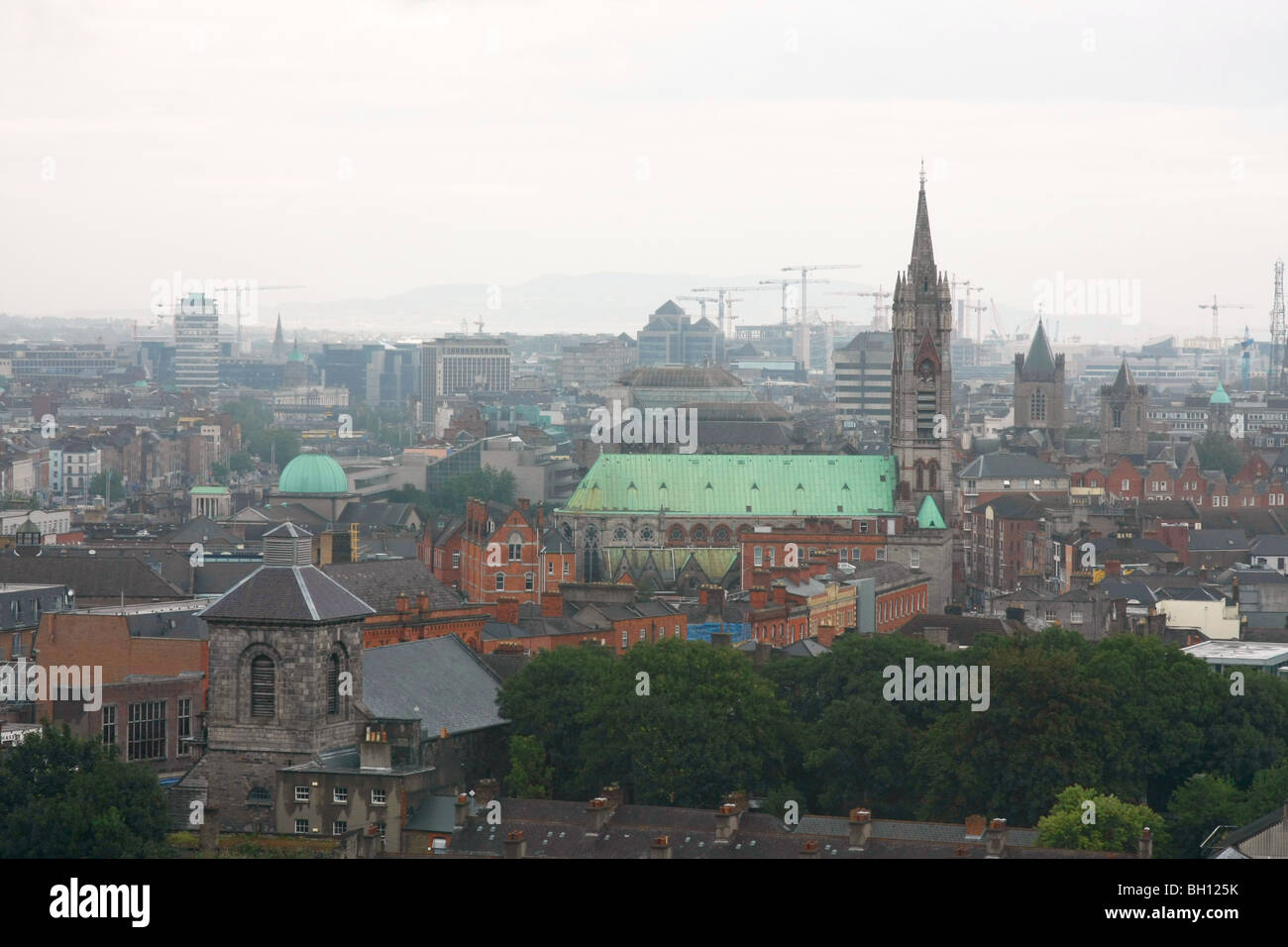 Una vista di Dublino dalla fabbrica della Guinness, con lavori di riqualificazione in background. Foto Stock