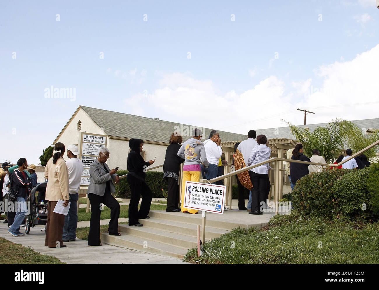 Coda di elettori al posto di polling U.S. Elezione presidenziale 200 Atene sud LOS ANGELES CA USA 04/11/2008 Foto Stock