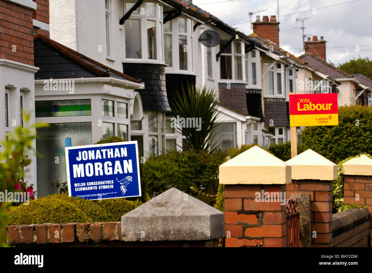 Conservatori e Partito Laburista poster sulla parte anteriore giardini delle case nella circoscrizione di Cardiff North South Wales UK Foto Stock