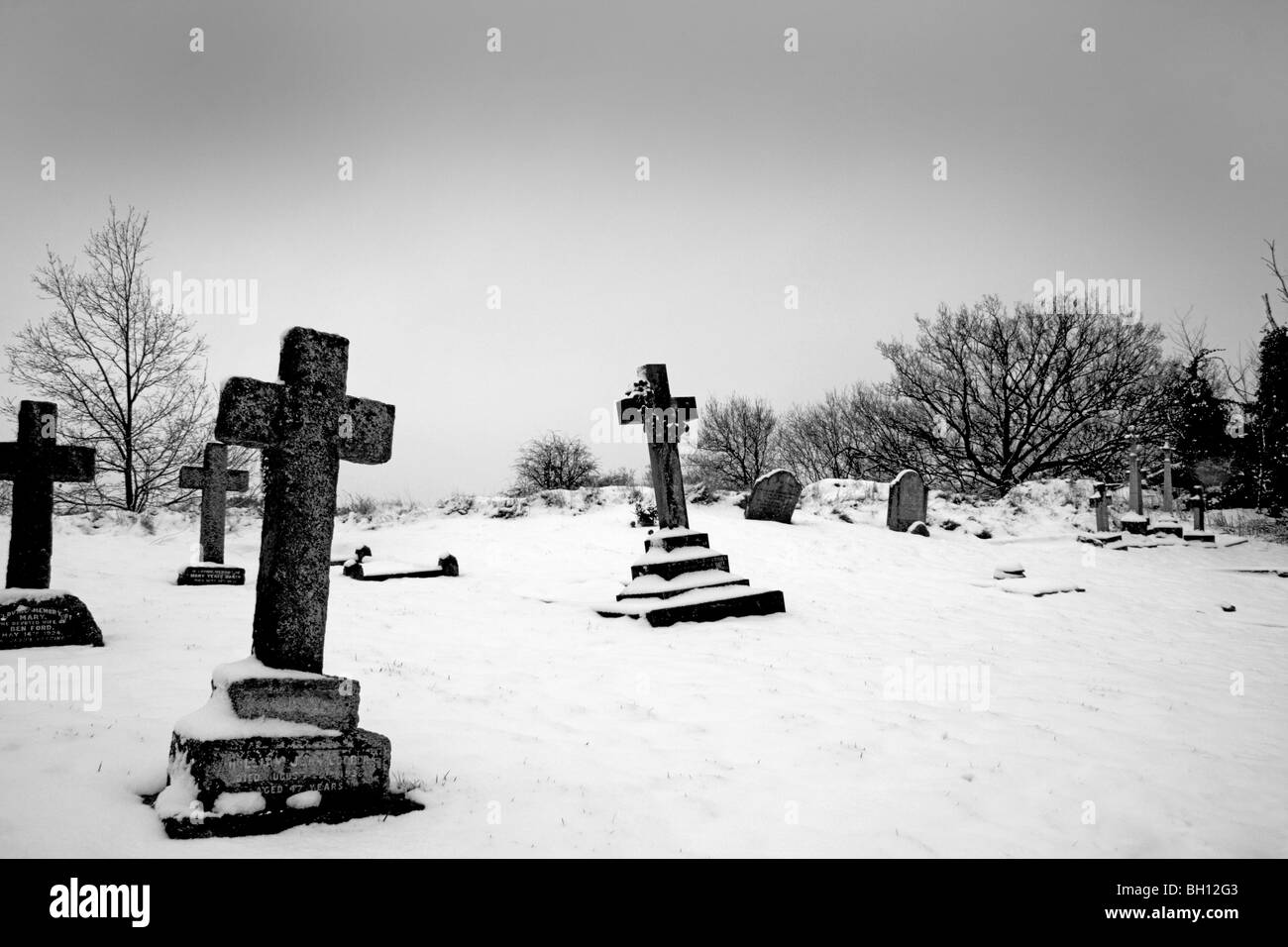 Cimitero di Santa Maria Vergine a Silchester; Calleva Atrebatum città romana nella neve invernale. Vecchi memoriali. Immagine monocromatica. Foto Stock