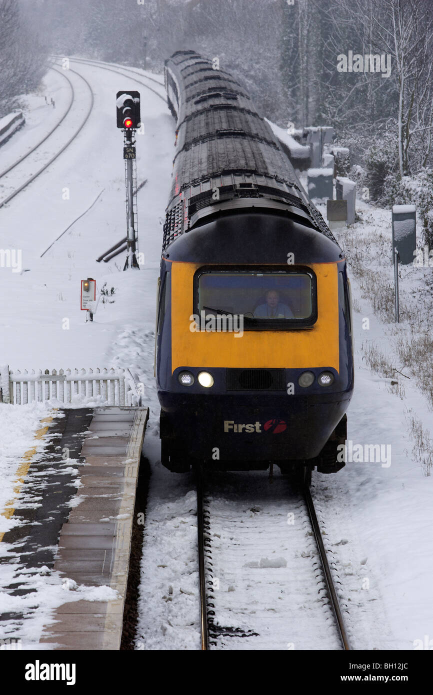 Un British Rail intercity 125 treno arriva a chippenham stazione ferroviaria sul suo modo di Londra durante le tempeste invernali nel Regno Unito. Foto Stock