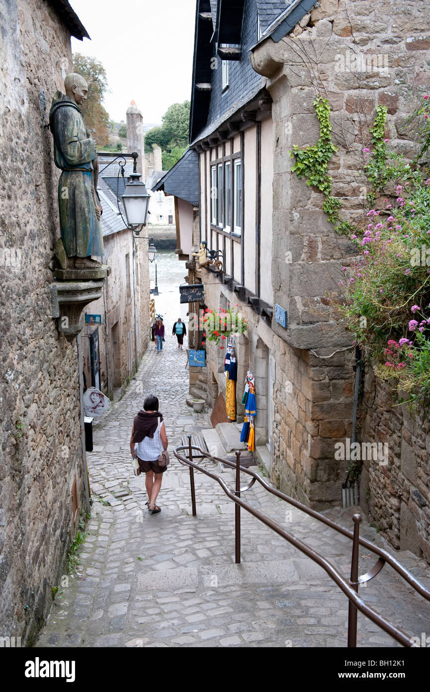 Un turista si aggira sulla Rue Neuve la stretta e ripida viuzza acciottolata strada che conduce al vecchio porto di Saint Goustan in Auray Foto Stock