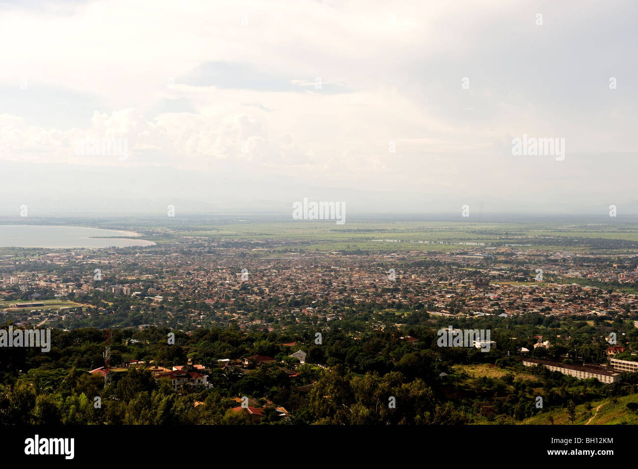 Bujumbura, Burundi. Overlokking la capitale del Burundi. Lago Tanginikya a sinistra. Foto Stock