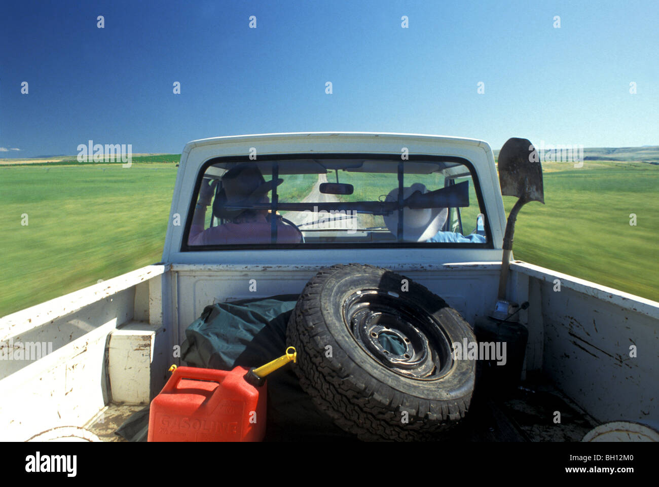 Padre e figlio nel pick-up con portarulli, Montana, USA 1993 Foto Stock