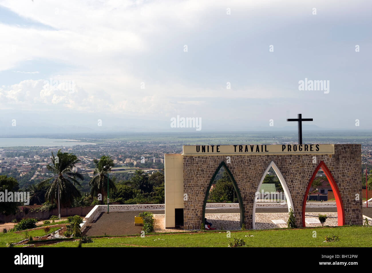 Monumento nazionale del Burundi. Situato su di una collina che si affaccia su Bujumbura, la capitale del Burundi. Lago Tanginikya. Foto Stock