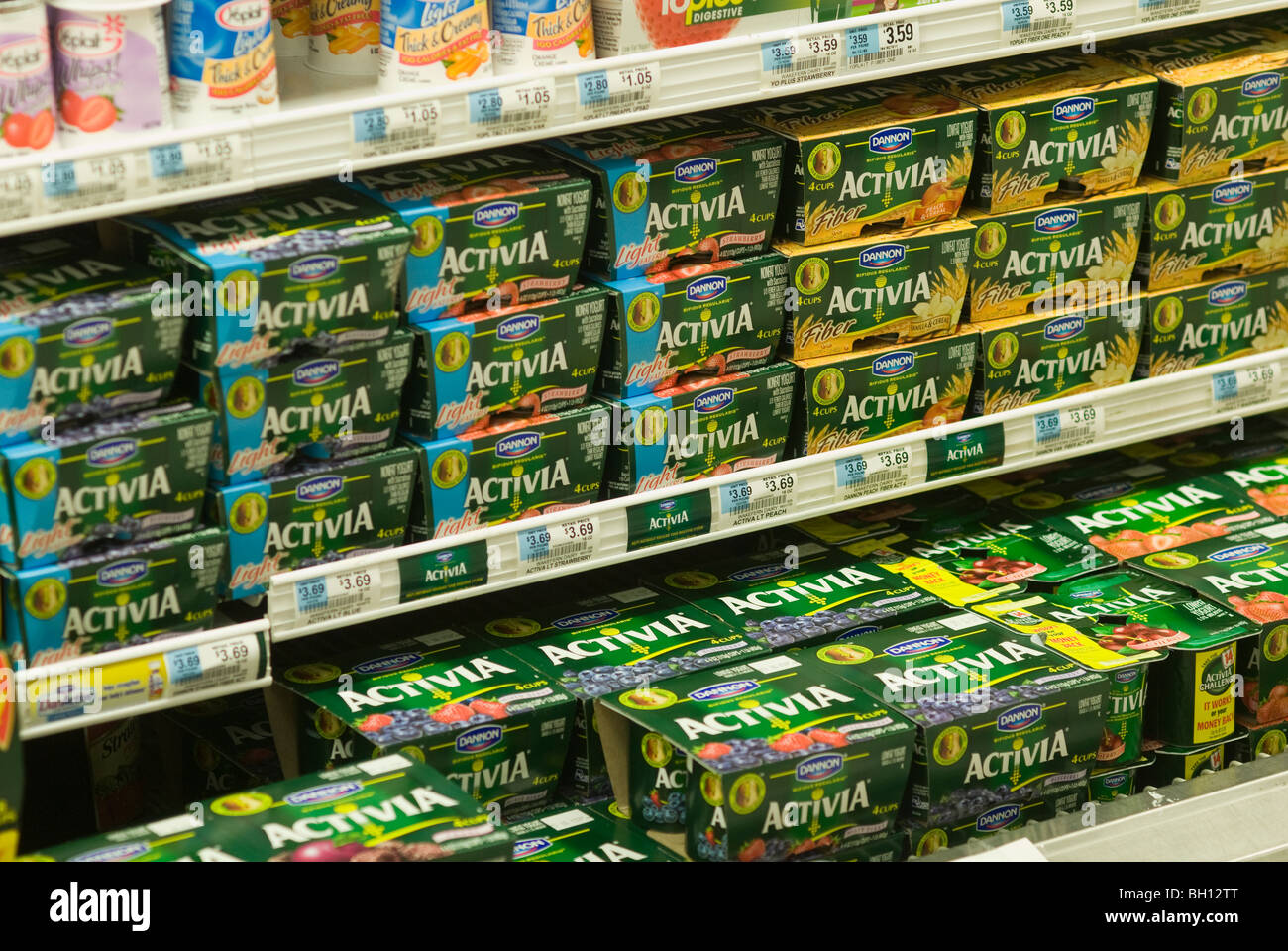 Contenitori di Dannon Activia Yogurt sono visibili su uno scaffale di supermercato giovedì, 24 dicembre 2009. (© Richard B. Levine) Foto Stock