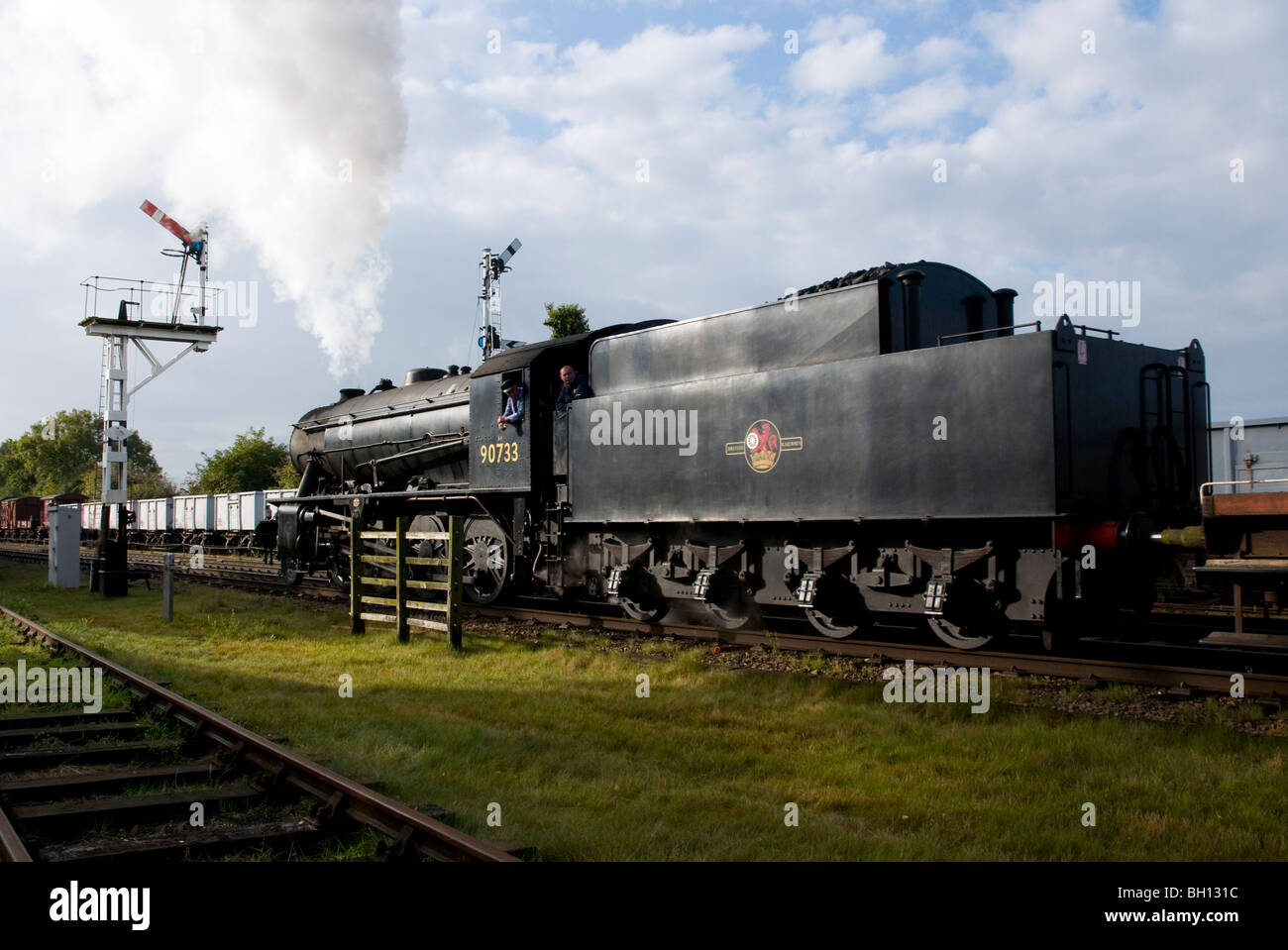 Dipartimento di guerra austerità locomotiva a vapore 90733, tirando un treno di merci a quorn e woodhouse sulla grande stazione centrale, Regno Unito Foto Stock