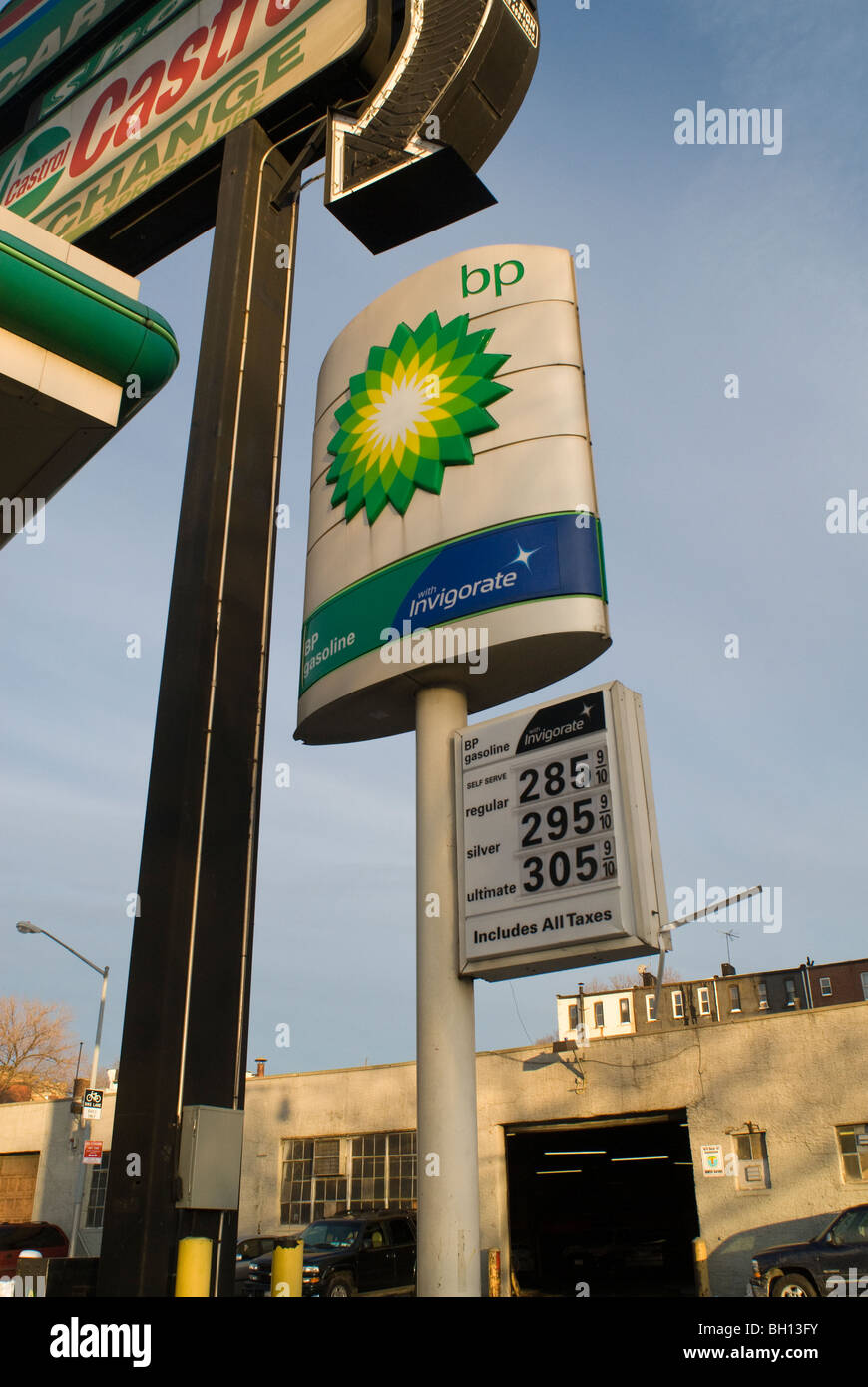 Un BP gas station in Mott haven quartiere di borough del Bronx a New York Foto Stock