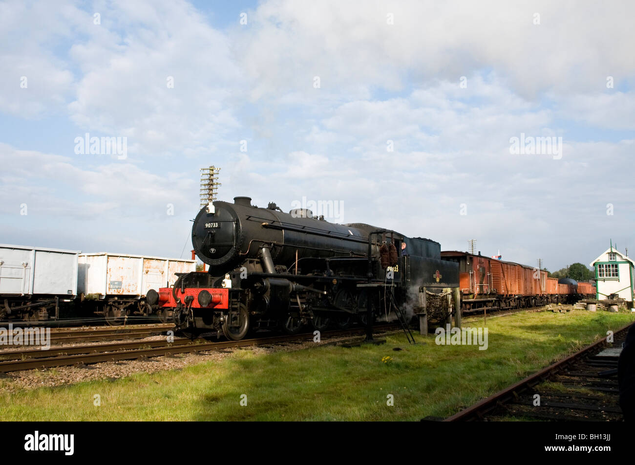 Class9 wd, dipartimento di guerra austerità locomotiva a vapore 90733 passando quorn e woodhouse, Great central railway, leicestershire Foto Stock