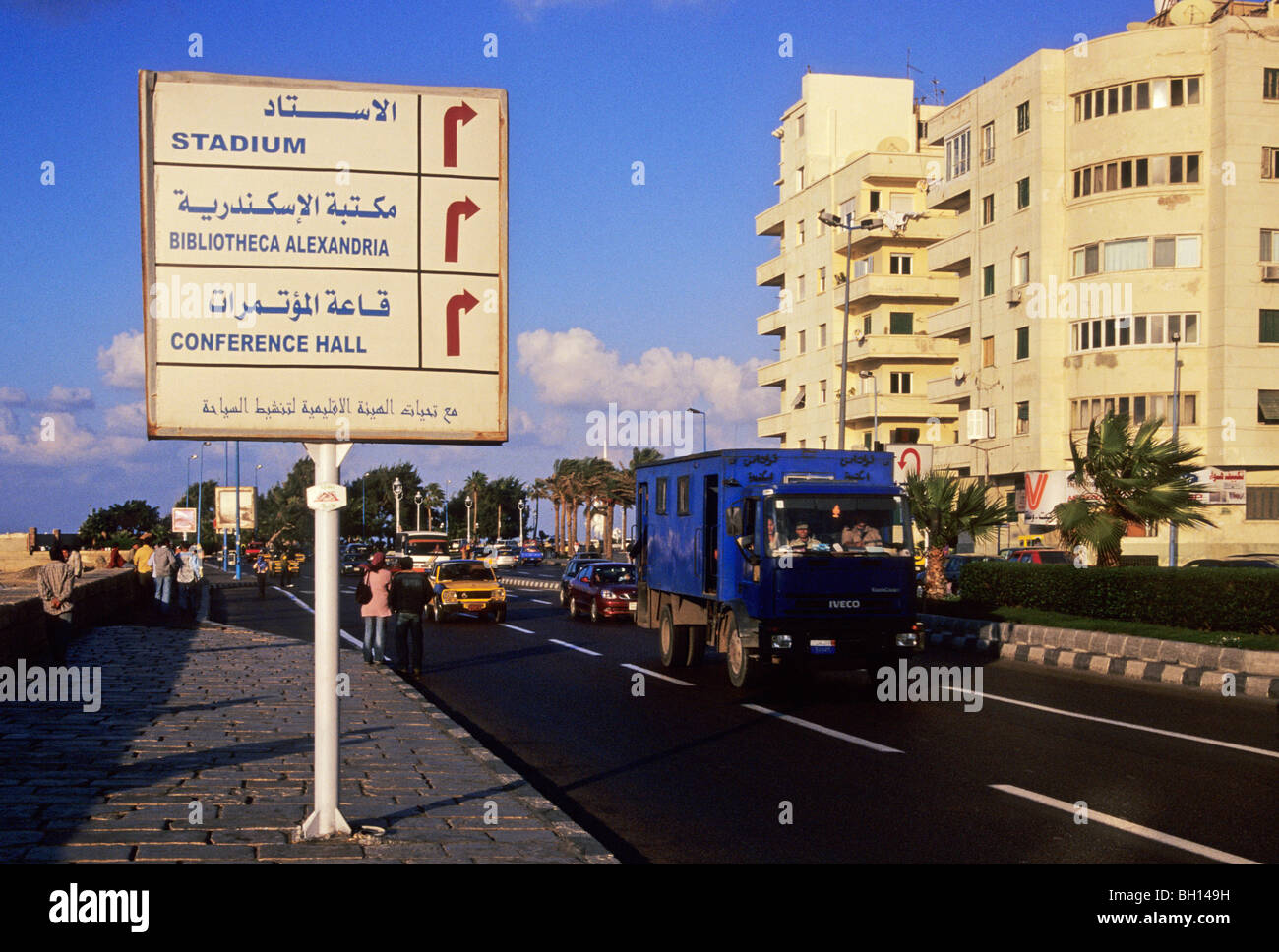 Il traffico lungo la corniche - Alexandria - Egitto Foto Stock
