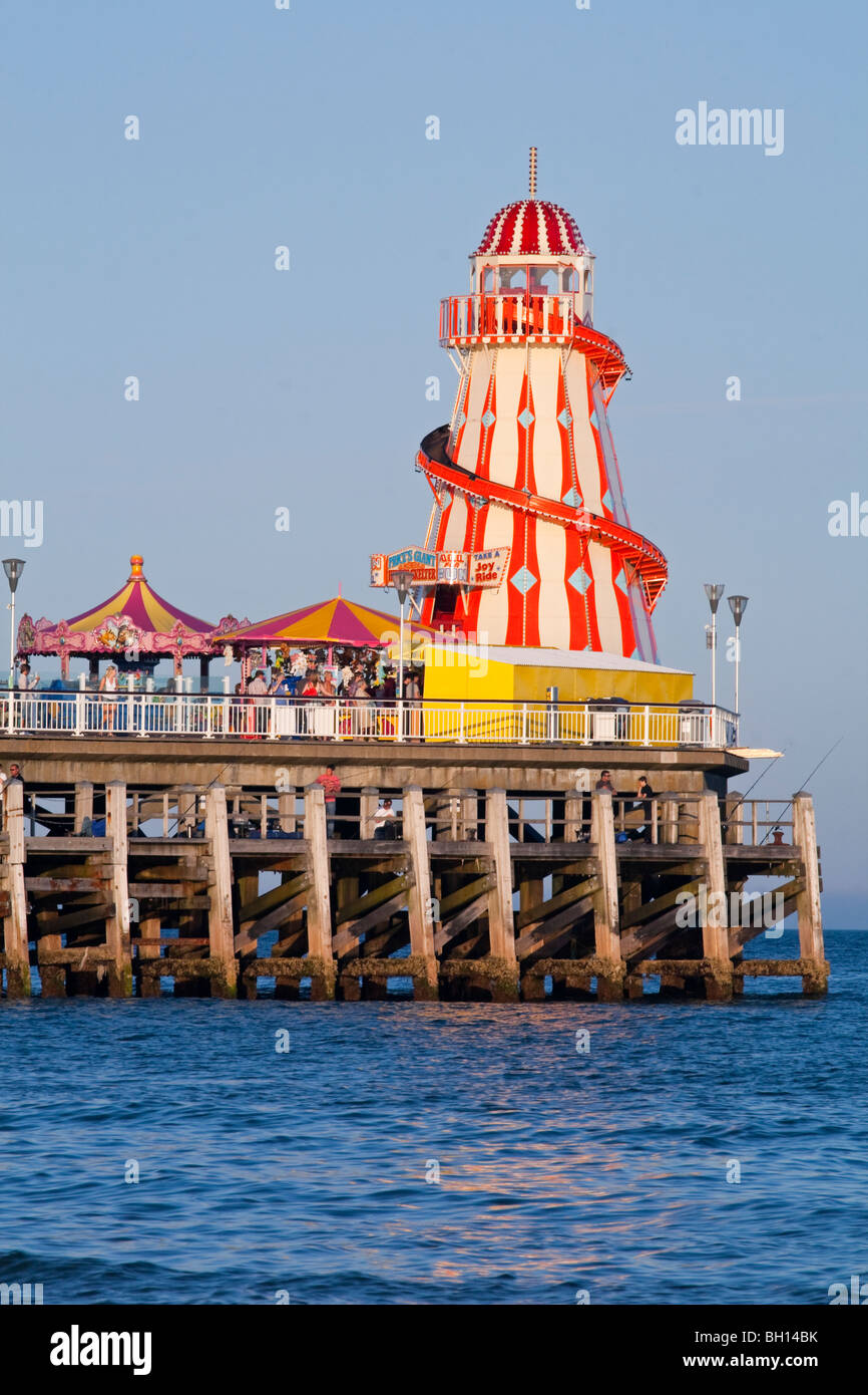 Vista la Helter Skelter sul molo vittoriano a Bournemouth in Dorset in South West England Regno Unito Foto Stock