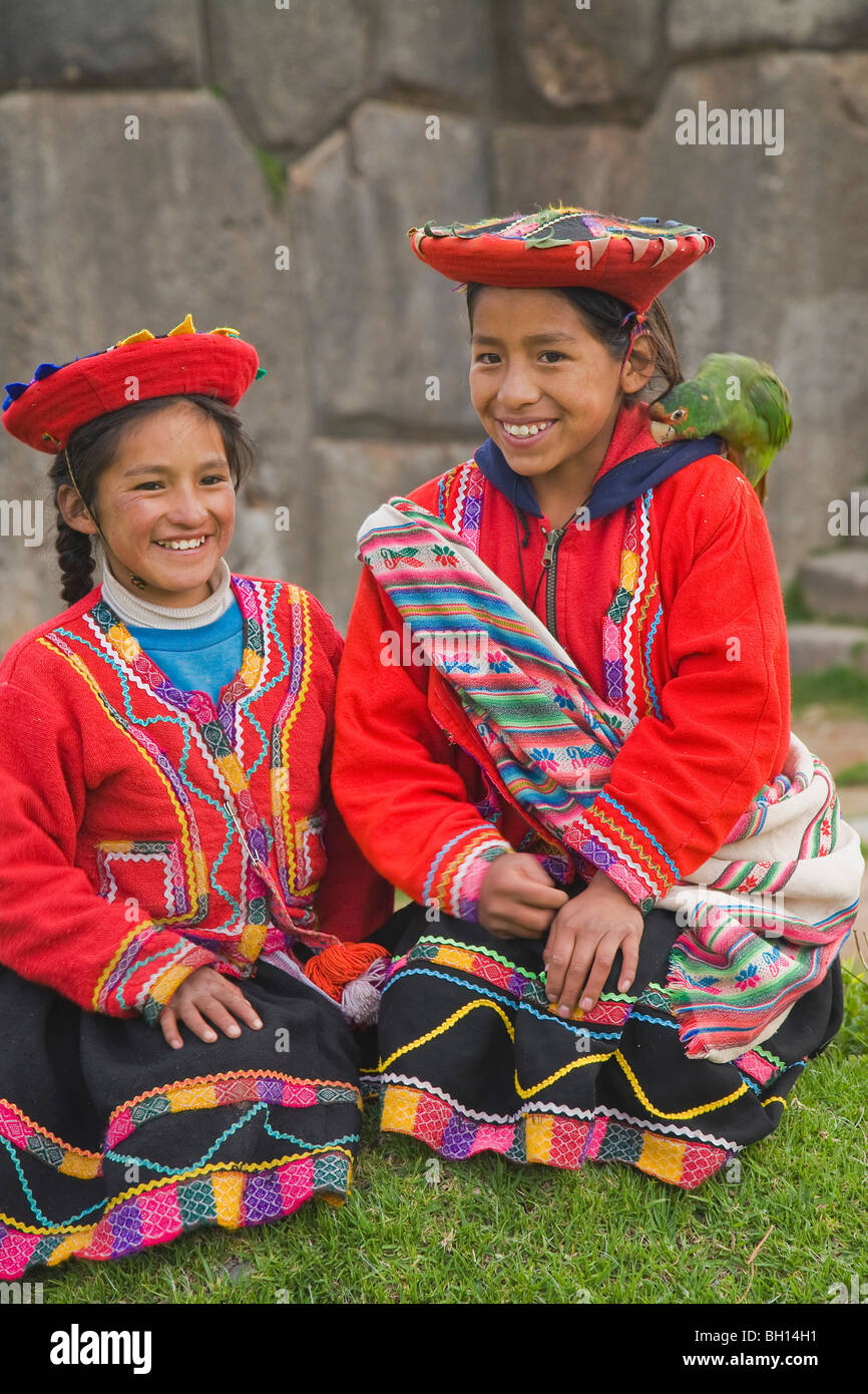 Ragazze in abiti tradizionali Sacsayhuaman, Cusco, Perù Foto Stock
