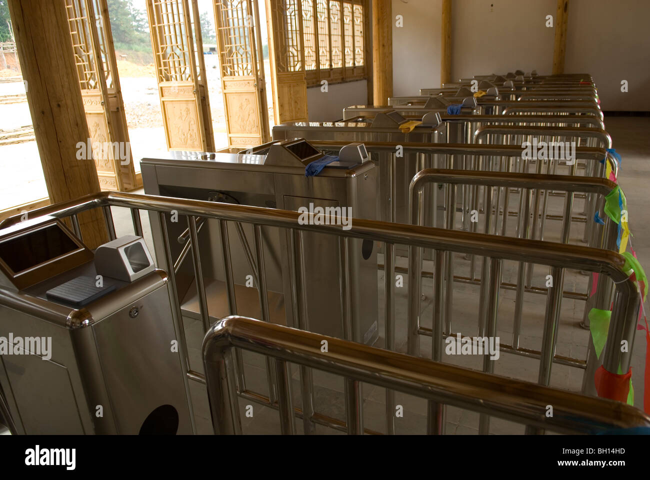 Nuovo di zecca cancelli di biglietteria presso il piccolo villaggio turistico di Yancun. Provincia di Jiangxi, Cina. Foto Stock