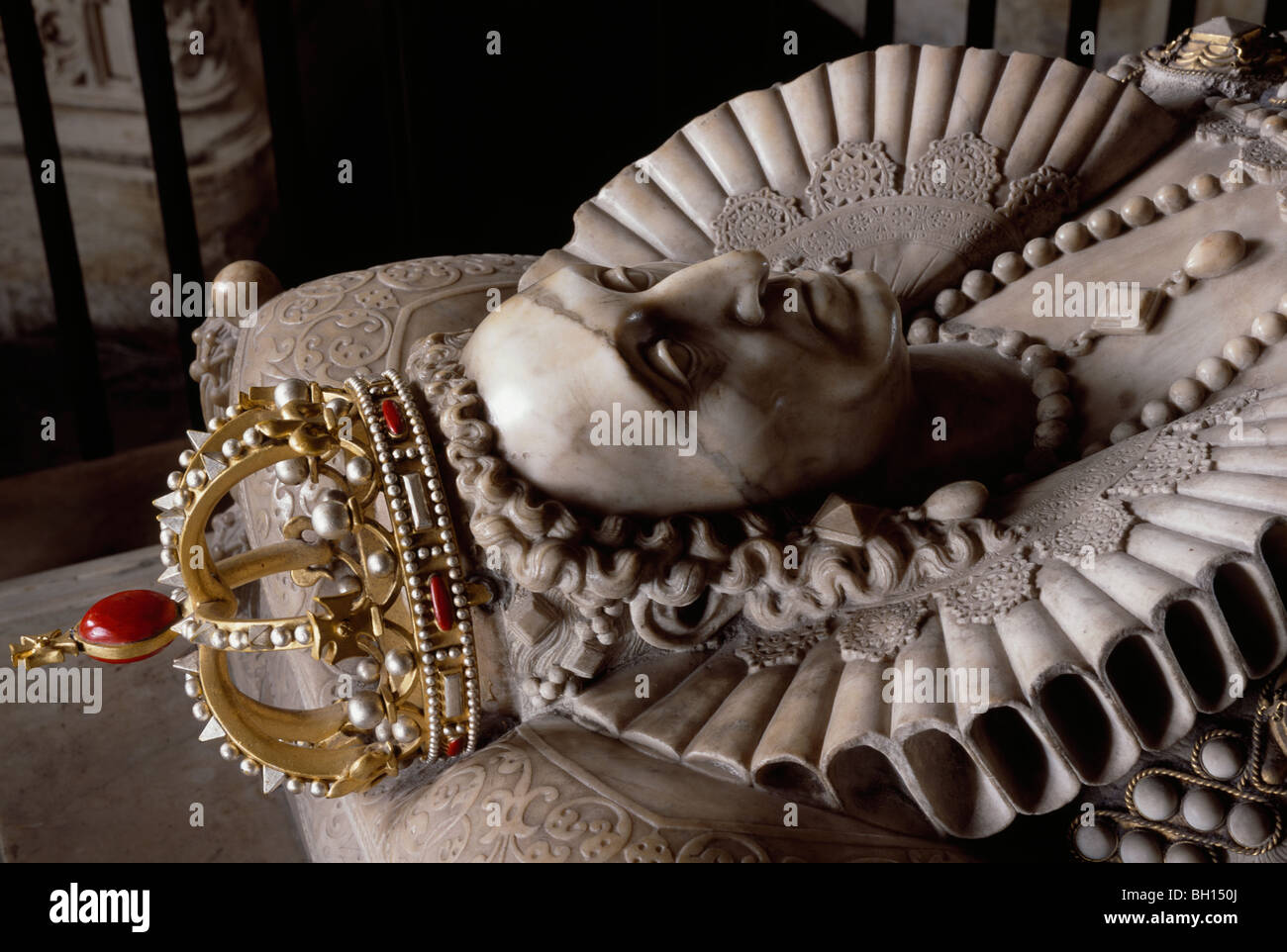 La regina Elisabetta I di tomb & monumento di Massimiliano Colt 1603, con corona e ruff Abbazia di Westminster London Inghilterra England Foto Stock
