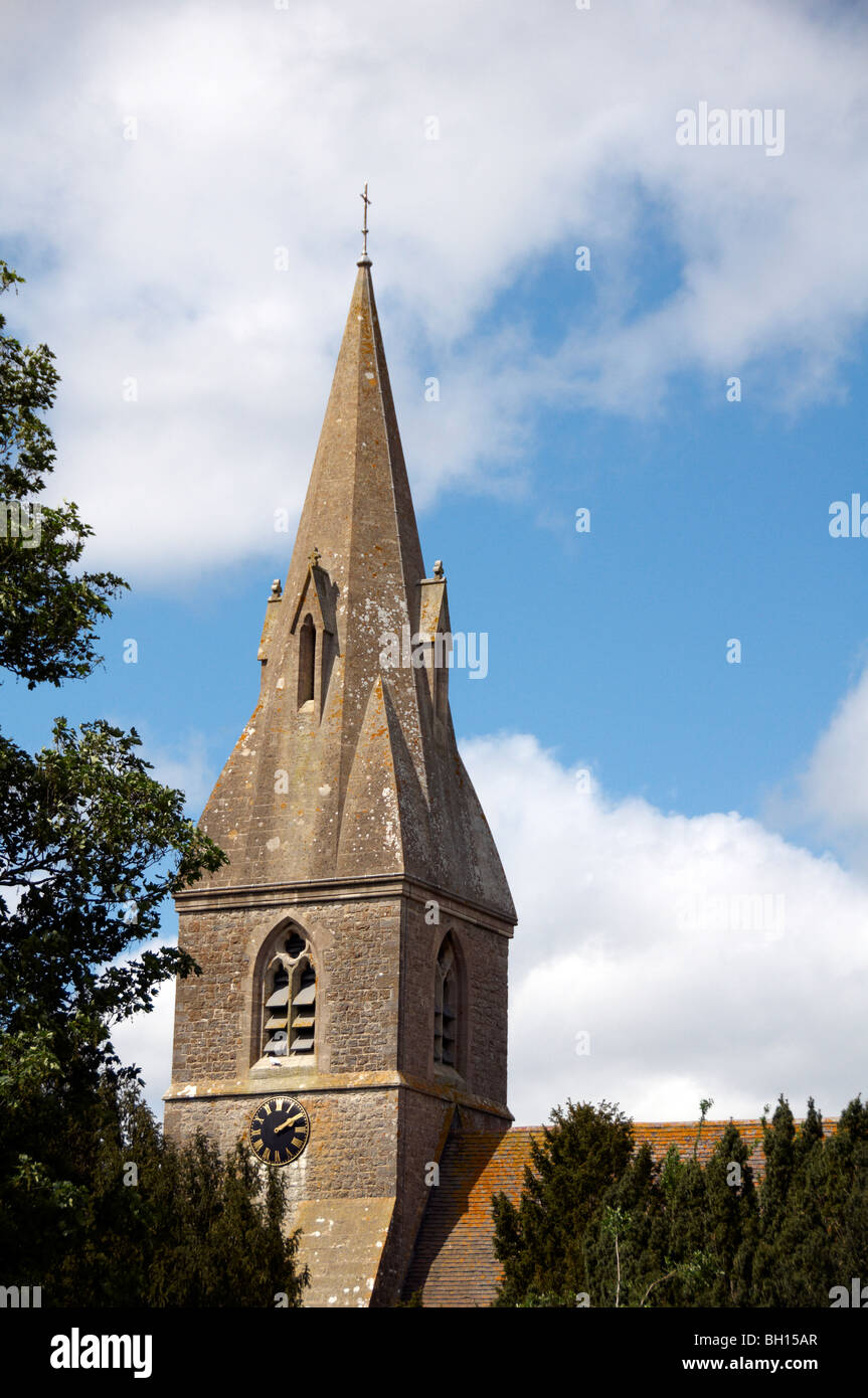 Il campanile di una chiesa con cielo molto nuvoloso Foto Stock