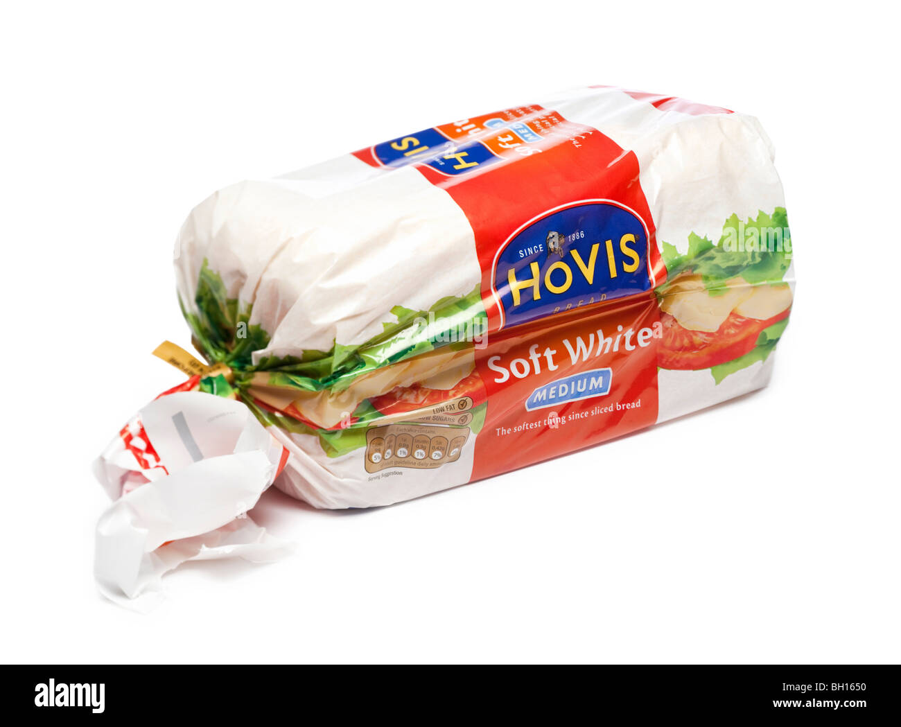 Studio tagliati su bianco isolare il filone di Hovis ha fette di pane bianco nel wrapper Foto Stock