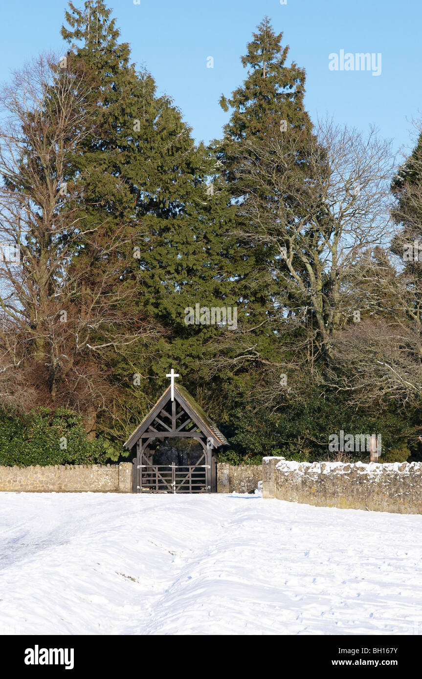 La coperta di neve ingresso del cimitero a Bolton il banco a Lyndhurst in New Forest National Park, Hampshire, Inghilterra. Foto Stock