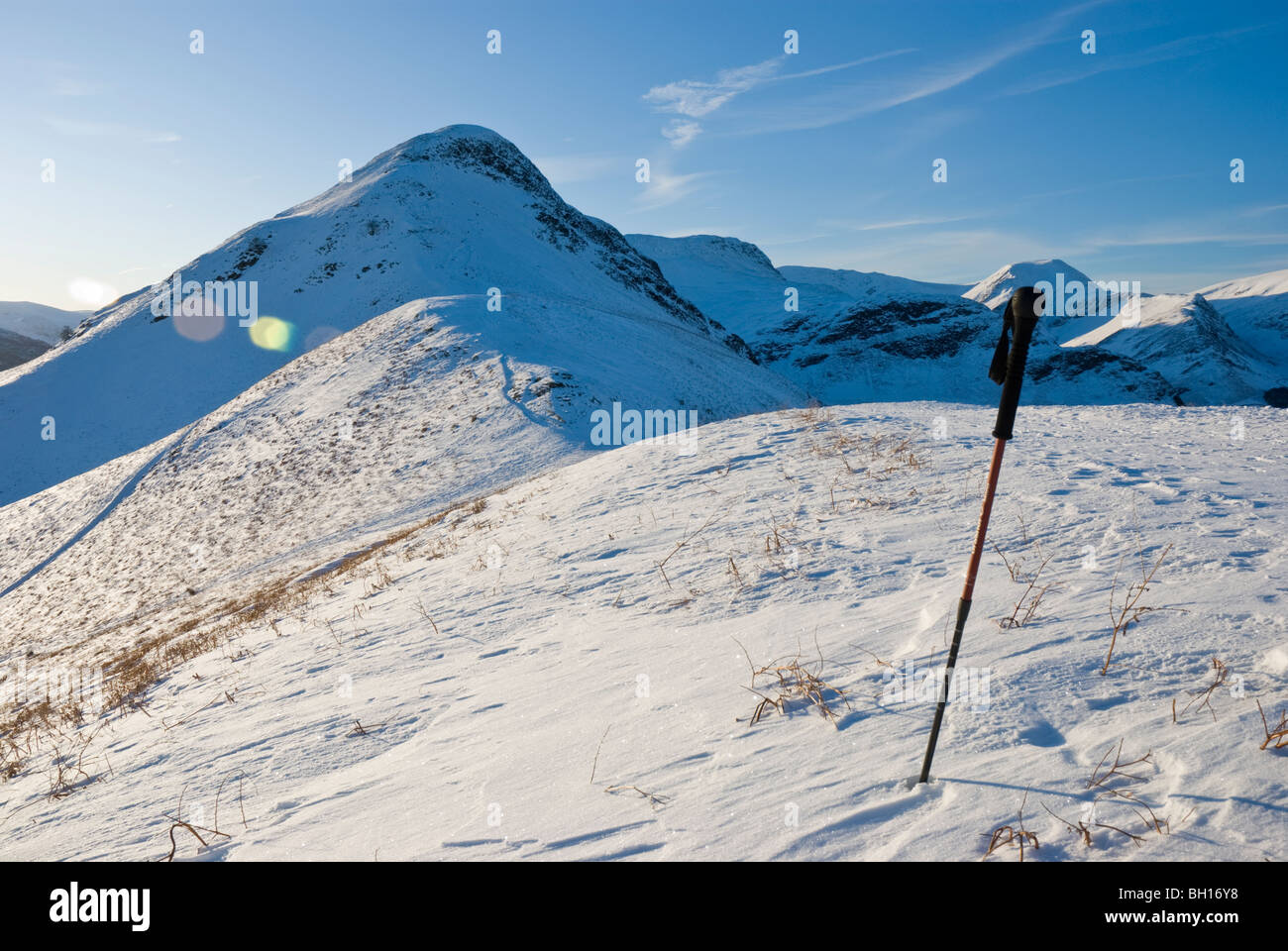 Polo a piedi nella neve sul Lake District è sceso di Cat campane. Foto Stock