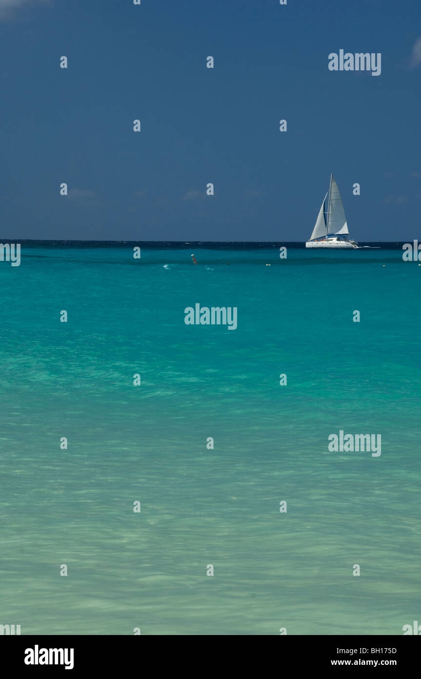 Una barca a vela al largo della costa occidentale di Barbados, le isole Windward, Caraibi Foto Stock