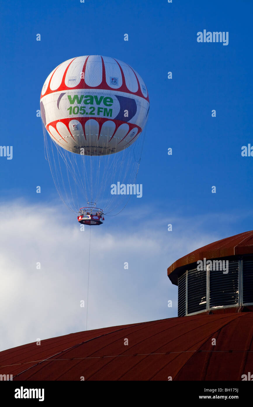 Tethered mongolfiera in Bournemouth Dorset onda pubblicità 105.2 FM un locale commerciale della stazione radio per la zona Foto Stock